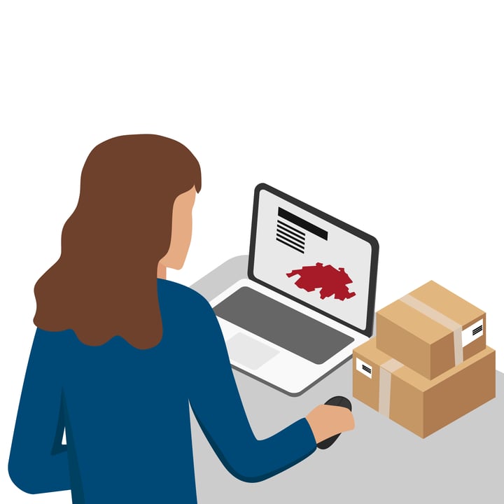 Frau bearbeitet E Commerce Bestellungen am Laptop mit Versandkartons auf dem Schreibtisch